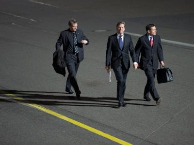 Außenminister Guido Westerwelle (FDP, Mitte), sein Lebensgefährte Michael Mronz (r) sowie ein Sicherheitsbeamter auf dem Weg zu einem Regierungsflugzeug. Westerwelle-Reise nach Südamerika