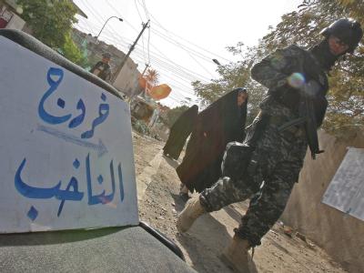 Ein irakischer Soldat geht an einem Wahllokal vorbei. Parlamentswahl im Irak