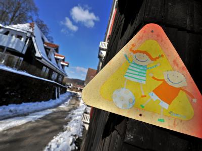 Ein Schild warnt auf dem Gelände der Odenwaldschule vor spielenden Kindern. Der Missbrauchskandal weitet sich aus. Odenwaldschule