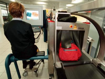 Kontrolle des Handgepäcks auf dem Flughafen Schipol in Amsterdam (Archivfoto vom 09.07.2002). Handgepäckkontrolle