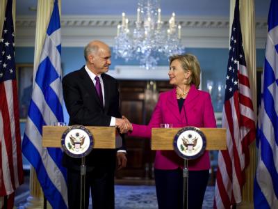 Der griechische Premierminister Giorgos Papandreou bei einem Treffen mit US-Außenministerin Hillary Clinton am Montag in Washington DC. Papandreou und Clinton