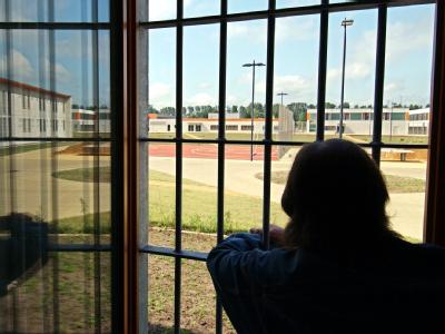 Ein Insasse einer Justizvollzugsanstalt in Hamburg blickt aus seinem vergitterten Zellenfenster. Sicherungsverwahrung