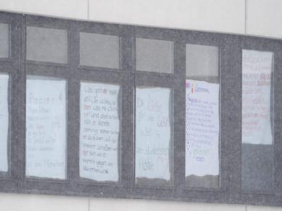 Plakate zum Gedenken an die Opfer des Amoklaufs in Winnenden in den Fenstern einer Nachbarschule. Gedenkfeier für die Opfer des Amoklaufs von Winnenden