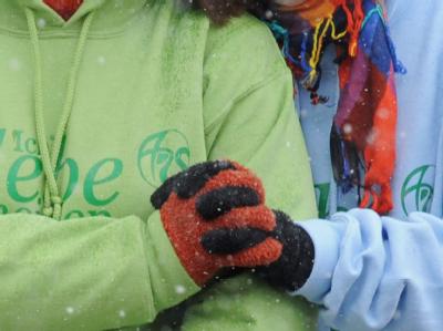 Schülerinnen der Albertville-Realschule halten sich während der Gedenkfeier für den Amoklauf in Winnenden im Arm. Gedenkfeier zum Amoklauf in Winnenden