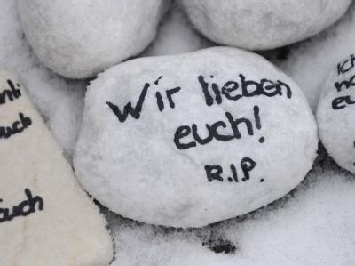 Gedenksteine liegen nach der Gedenkfeier für den Amoklauf in Winnenden vor der Albertville-Realschule. Gedenkfeier zum Amoklauf in Winnenden