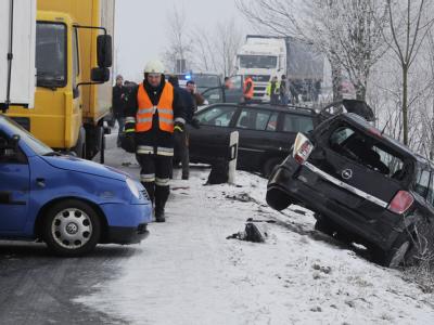 Bei Hermannsdorf hatten sich auf eisglatter Straße kurz hintereinander vier Verkehrsunfälle ereignet. Glatteis-Unfall