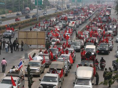 Die thailändische Oppositionsbewegung hat nach eigenen Angaben mehrere hunderttausend Demonstranten organisiert. Oppositionsmarsch auf Bangkok