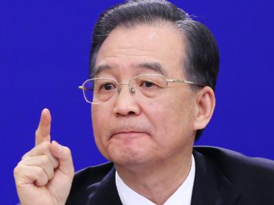 Wen Jiabao erhebt während der Abschlusspressekonferenz mahnend den Finger. Wen Jiabao