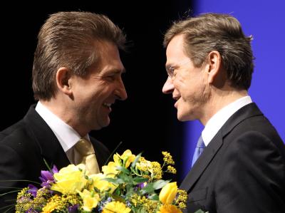 Der FDP-Vorsitzende Westerwelle gratuliert auf dem Landesparteitag in Siegen dem NRW-Landesvorsitzenden Pinkwart (l) zu seiner Wiederwahl. Andreas Pinkwart und Guido Westerwelle