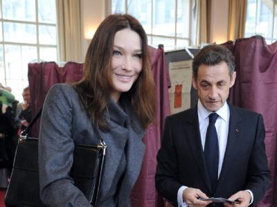 Frankreichs Präsident Sarkozy zusammen mit seiner Frau Carla Bruni bei der Stimmabgabe. Sarkozy und Frau