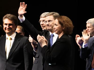 Guido Westerwelle winkt beim NRW-Landesparteitag in die Menge,. FDP-Landesparteitag