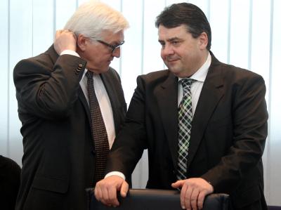 Der Vorsitzende der SPD, Sigmar Gabriel (r), unterhält sich bei der Präsidiumssitzung der Sozialdemokraten mit dem Fraktionschef Frank-Walter Steinmeier. Gabriel und Steinmeier