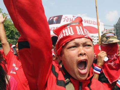 Lautstark machen die Anhänger des gestürzten Regierungschefs Thaksin Shinawatra ihrem Ärger Luft. Demonstranten belagern Armee in Bangkok