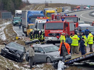 Aufräumarbeiten nach einer Massenkarambolage auf der Autobahn A38 zwischen Heiligenstadt und Arenshausen. Massenkarambolage in Thüringen