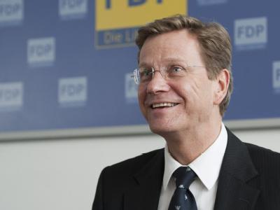 Der FDP-Parteivorsitzende Westerwelle hat die Kritik an seiner Person erneut zurückgewiesen. Guido Westerwelle