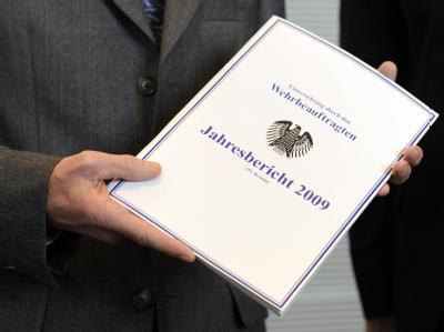 Bundestagspräsident Norbert Lammert zeigt den Jahresbericht des Wehrbeauftragten. Jahresbericht des Wehrbeauftragten