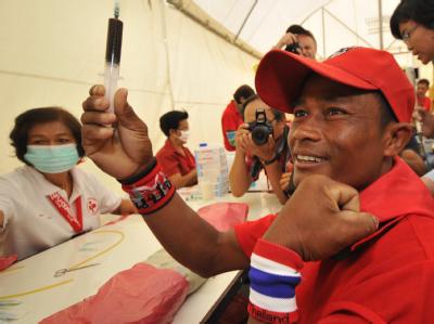 Blutroter Protest: Regierungsgegner in Bangkok bei eoner Massen-Blutabnahme. Massen-Blutabnahme