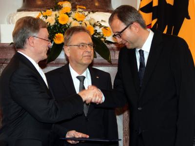 Bundespräsident Horst Köhler (l) übergibt die Ernennungsurkunde an den neuen Präsidenten des Bundesverfassungsgerichts, Andreas Voßkuhle. Zuvor hatte das Staatsoberhaupt die Ruhestandsurkunde an den bisherigen Präsidenten Hans-Jürgen Papier (M) übergeben. Köhler ernennt Voßkuhle