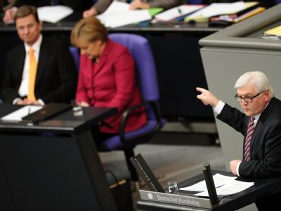 Bundeskanzlerin Merkel und Außenminister und Vizekanzler Westerwelle verfolgen die Rede des Vorsitzenden der SPD-Bundestagsfraktion, Steinmeier, im Bundestag. Merkel, Westerwelle und Steinmeier