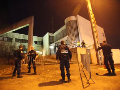 Französische Polizisten sichern den Tatort in Dammarie-les-Lys bei Paris. ETA-Terroristen töten Polizisten