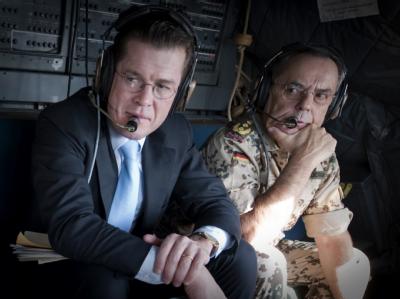 Bundesverteidigungsminister Karl-Theodor zu Guttenberg (CSU, l) sitzt neben dem Generalinspekteur der Bundeswehr, Wolfgang Schneiderhan, auf einem Flug nach Kabul (Archivfoto vom 12.11.2009). Guttenberg und Schneiderhan
