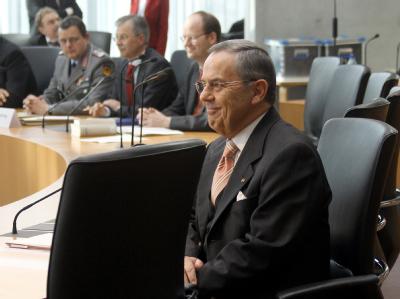 Wolfgang Schneiderhan sieht sich durch Verteidigungsminister Guttenberg vom Vorwurf entlastet, Informationen verheimlicht zu haben. Wolfgang Schneiderhan
