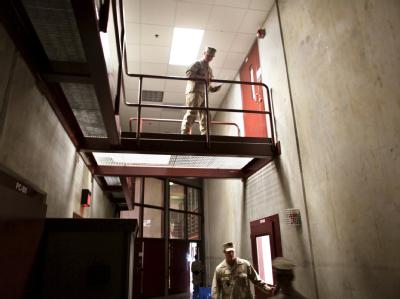 Wachleute laufen durch das Camp 6 des US-Gefangenenlagers Guantanamo (Archiv). Gefangenenlager Guantanamo