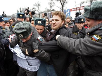 Bei einer unerlaubten Protestveranstaltung in Moskau gab es viele Festnahmen. Handgemenge