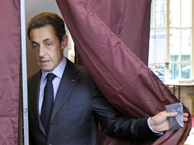 Präsident Sarkozy bei der Stimmabgabe zu den Regionalwahlen in Frankreich. Französische Regionalwahlen