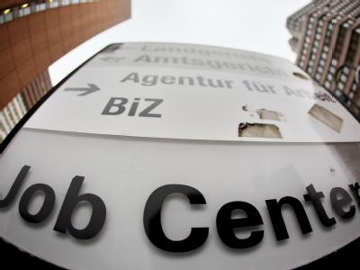 Hinweisschild auf ein Jobcenter in Köln. Jobcenter
