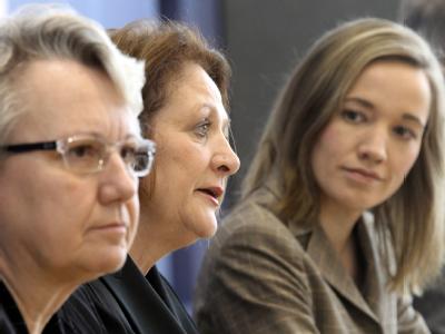 Justizministerin Leutheusser-Schnarrenberger (FDP) zwischen Bildungsministerin Schavan (CDU, L) und Familienministerin Schröder (CDU). Pressekonferenz