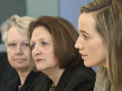 Bildungsministerin Schavan, Justizministerin Leutheusser-Schnarrenberger und Familienministerin Schröder (v.l.) beantworten Fragen zum Runden Tisch. (Archivbild) Runder Tisch zu Missbrauch