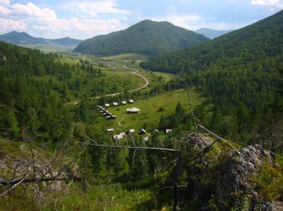 Archäologen-Camp nahe der Denisova-Höhle in Süd-Sibirien. Neue Menschenform entdeckt