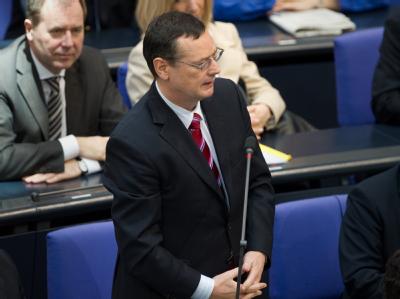 Der neu gewählte Wehrbeauftragte des Bundestags, Hellmut Königshaus (FDP) nimmt im Bundestag die Wahl an. Königshaus