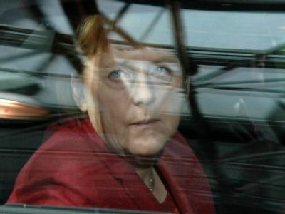 Das entschiedene Auftreten beim Griechenland-Gipfel in Brüssel hat der Kanzlerin ein Umfrage-Plus beschert. Für den Koalitionspartner FDP sieht es schlechter aus. Merkel in Brüssel