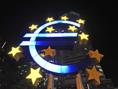 Am Euro-Symbol der Europäischen Zentralbank (EZB) in Frankfurt am Main leuchten nur neun der zwölf Sterne. Defekte Sterne am Eurozeichen vor der EZB
