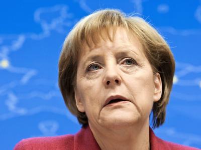 Kanzlerin Merkel verteidigt beim EU-Gipfel den Notfall-Plan für Griechenland. Angela Merkel