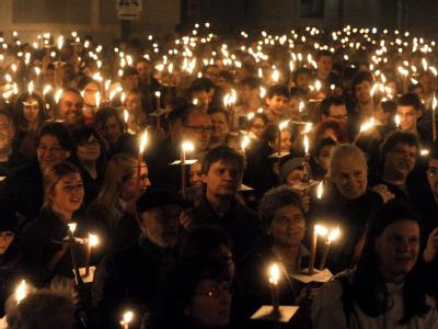 Unter dem Motto «Lichtertanz gegen Rosenkranz» haben mehrere Tausend Österreicher gegen die FPÖ-Präsidentschaftskandidatin Barbara Rosenkranz demonstriert. Protest gegen Rosenkranz