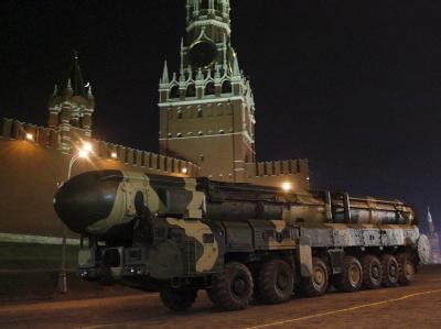 Eine russische ballistische Interkontinentalrakete vom Typ Topol, die mit Atomsprengköpfen bestückt werden kann, auf dem Roten Platz (Archivfoto). Russische Interkontinentalrakete