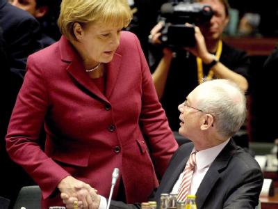 Kanzlerin Merkel begrüßt den Präsidenten des Europäischen Rates, Herman Van Rompuy. Merkel bei EU-Gipfel