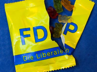 Eine aufgerissene Tüte mit FDP-Gummibären. FDP-Gummibären
