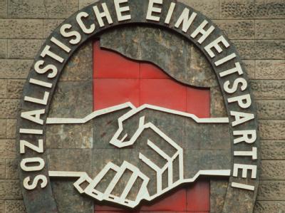Das Parteiabzeichen der SED war bis 1989 an der Außenfassade des SED-Zentralkomitees in Berlin angebracht. SED-Parteiabzeichen