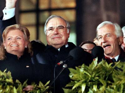 Einer der größten Momente: Hannelore Kohl, Bundeskanzler Helmut Kohl und Bundespräsident Richard von Weizsäcker bei der Vereinigungsfeier am 3. Oktober 1990 Vereinigungsfeier