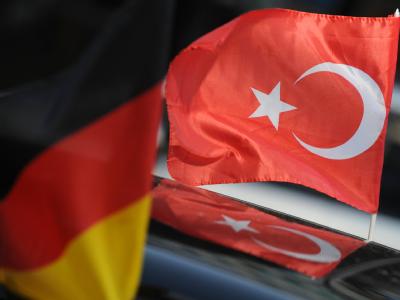 Eine deutsche und eine türkische Fahne. Deutsche und türkische Fahne