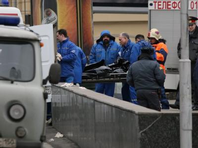 Retter tragen ein Opfer der Moskauer Selbstmordanschläge zum Rettungswagen. Anschläge in Moskauer U-Bahn