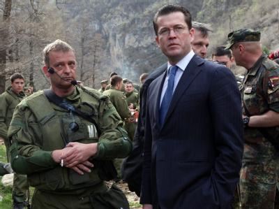 Verteidigungsminister zu Guttenberg (r) hat deutsche Soldaten im Kosovo besucht. Guttenberg besucht Kosovo