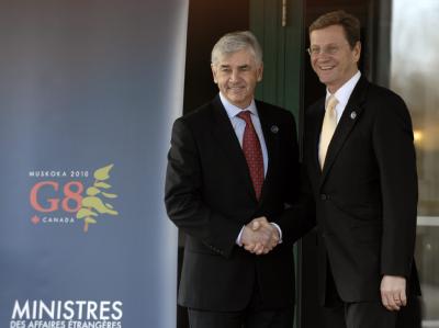 Bundesaußenminister Guido Westerwelle und sein kanadischer Amtskollege Lawrence Cannon (l) posieren für die Fotografen. Lawrence Cannon und Guido Westerwelle