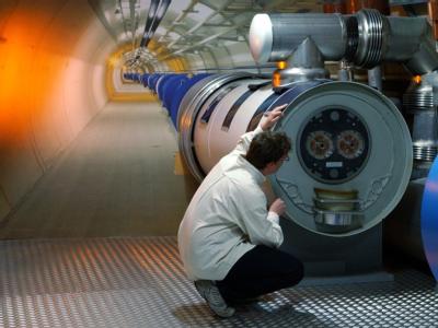 Ein Mitarbeiter des europäischen Teilchenforschungszentrum CERN bei Genf betrachtet ein Modell des LHC-Tunnels. «Weltmaschine» LHC