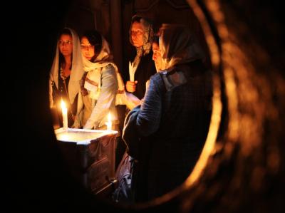 Orthodoxe Christen beten in der Jerusalemer Grabeskirche. Jerusalemer Grabeskirche
