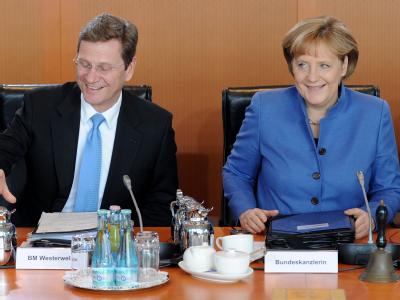 Lächeln trotz Umfragetiefs: Guido Westerwelle und Angela Merkel sind in der Wählergunst gefallen. Westerwelle und Merkel